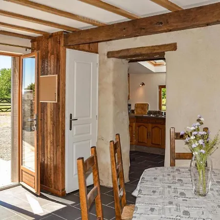 Hébergement de vacances Stunning In Poitou Charentes With Jacuzzi, Wifi And Outdoor Swimming Pool Viennay